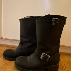 Johnny Bulls strl 37 - Säljer dessa Johnny bulls i storlek 37 då dom är för små och inte används längre. Dom är köpta för ca 1100kr och säljs för 300kr. Svarta i högre modellen 