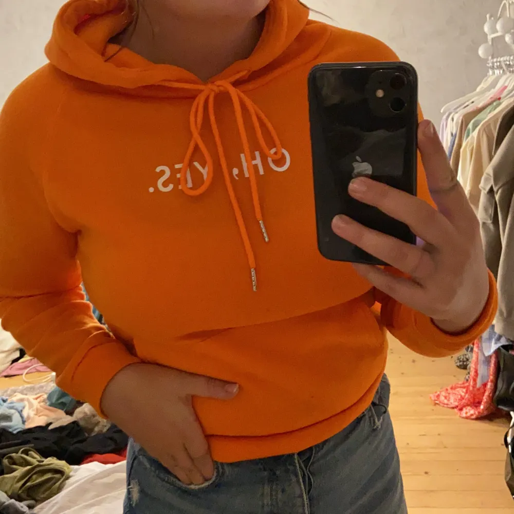 Orange hoodie, med tryck. Frakt tillkommer, liten i storlek.. Hoodies.