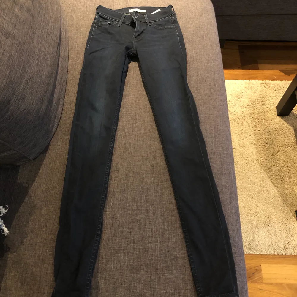 Mörkblå jeans från Levis storlek 24/30, mycket fint skick och använda få gånger! Nypris 1000kr. Jeans & Byxor.
