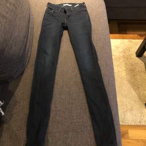 Mörkblå jeans från Levis storlek 24/30, mycket fint skick och använda få gånger! Nypris 1000kr