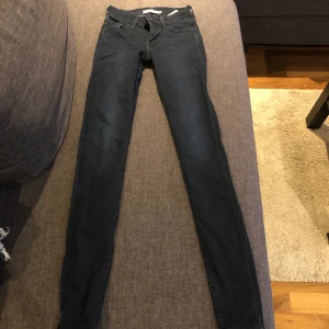 Mörkblåa jeans från Levis (710 super skinny heter modellen)  - Mörkblå jeans från Levis storlek 24/30, mycket fint skick och använda få gånger! Nypris 1000kr