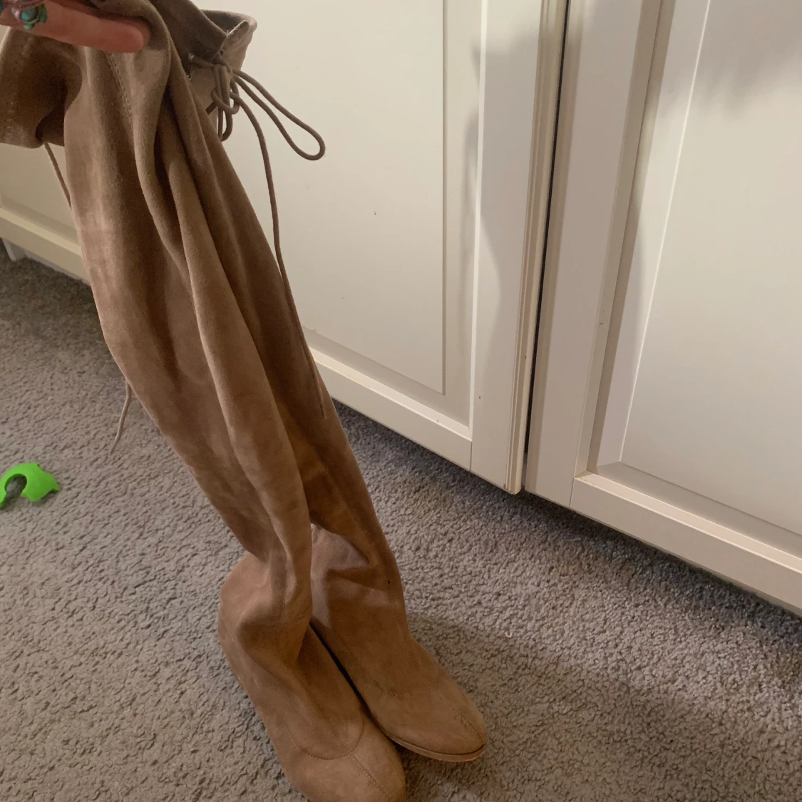 Beiga knähöga skor i storlek 37 - 90