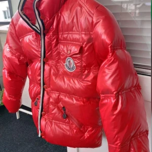 UNIK MONCLER JACKA - Säljer min jättecoola och unika röda monclerjacka. XL barnstorlek. Finns inget äkthetsbevis. Pris går att diskutera vid snabb affär!! Också intresserad av byte