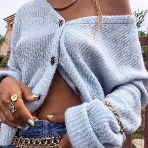 Stickad kofta - Ljusblå/babyblue stickad tröja, säljer då jag inte har någon användning av den. Använd Max 2/3 gånger 💙💙 Väldigt stretchig så kan tänkas till nästan alla storlekar.             Priset kan diskuteras!!💕