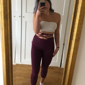 Gymshark leggings/mjukis: storlek S - Tighta byxor som är najs att gå runt i hemma :) Färgen heter ruby och jag skulle beskriva den som en blandning av rött & lila. Snöret går att vira flera varv runt midjan och tycker en att det blir för jobbigt går det även att ta av! 