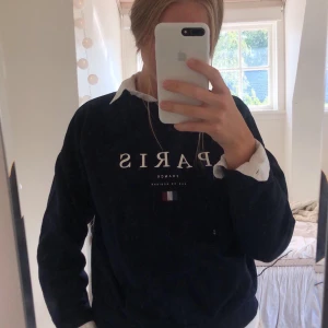 Collage tröja storlek S - Blå collage tröja från Gina tricot, väl använd men i bra skick! Passar bra med till exempel skjorta till allt✨