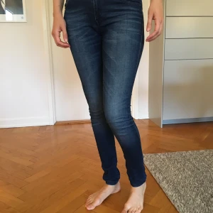 Jeans mörkblå Supertrash  - Fina jeans från Supertrash, fint skick. Ev fraktkostnad tillkommer. 