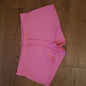 Shorts - Rosa shorts i "mjukis" material från HM. Använda som pjamasbyxor ett fåtal gånger. Säljes då de är för små. Storlek S. Frakt ingår.