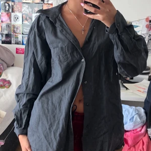 Grå skjorta  - Cool Oversized skjorta, jag är S men tycker den sitter bra om man vill ha den lite större t.ex över ett linne. Min pappas gamla så vet ej märke. 