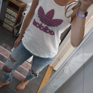 Adidas linne i stl 36! Nyskick!  - Linne från Adidas i stl 36! Nyskick då det endast är använt 1 gång! Djur och rökfritt hem! Kan mötas i Uppsala där jag bor eller så kan jag skicka med postnord (köparen står för frakten) 