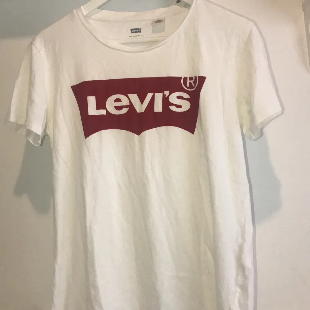 En äkta levi’s T-shirt som inte använts ofta och är därför i ett bra skick. . T-shirts.