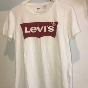 En äkta levi’s T-shirt som inte använts ofta och är därför i ett bra skick. 