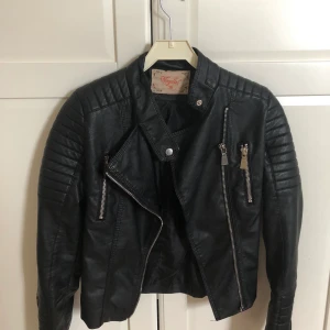 Chiquelle skinnjacka  - Skinnjacka storlek 36. Använd ett par gånger men inga skador.