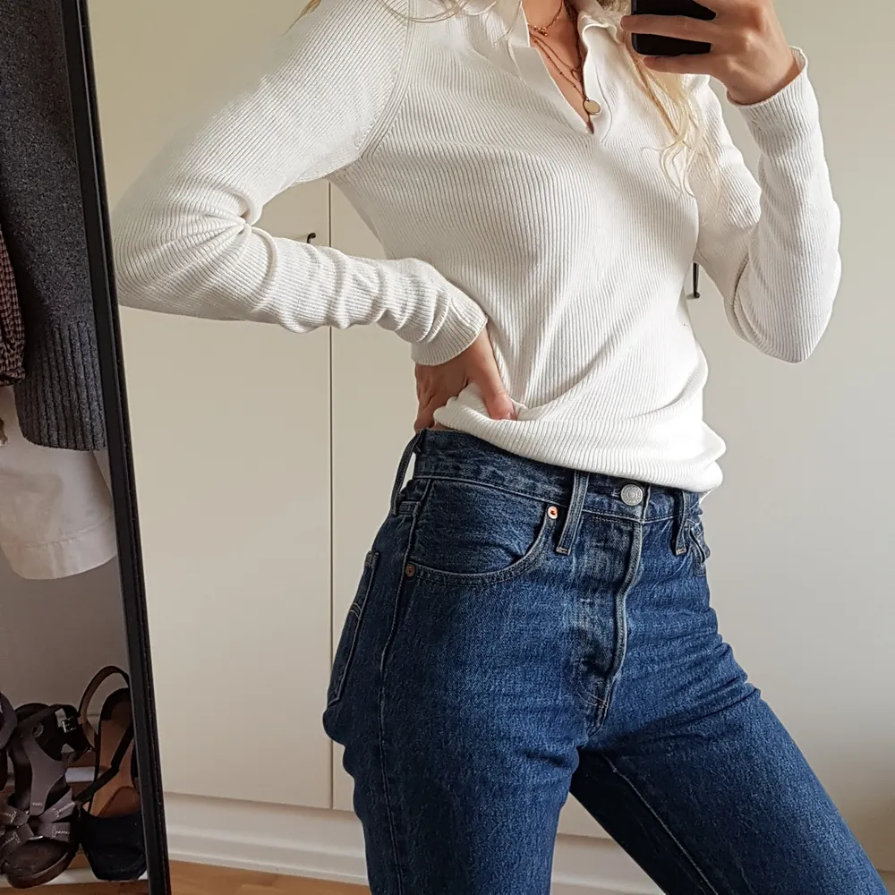 Superfina jeans från Levi's som tyvärr aldrig kommer till användning. Jättefin vintage wash!!🌹 Jag är 174. Köpta för ca 900. Frakt tillkommer!❤. Jeans & Byxor.