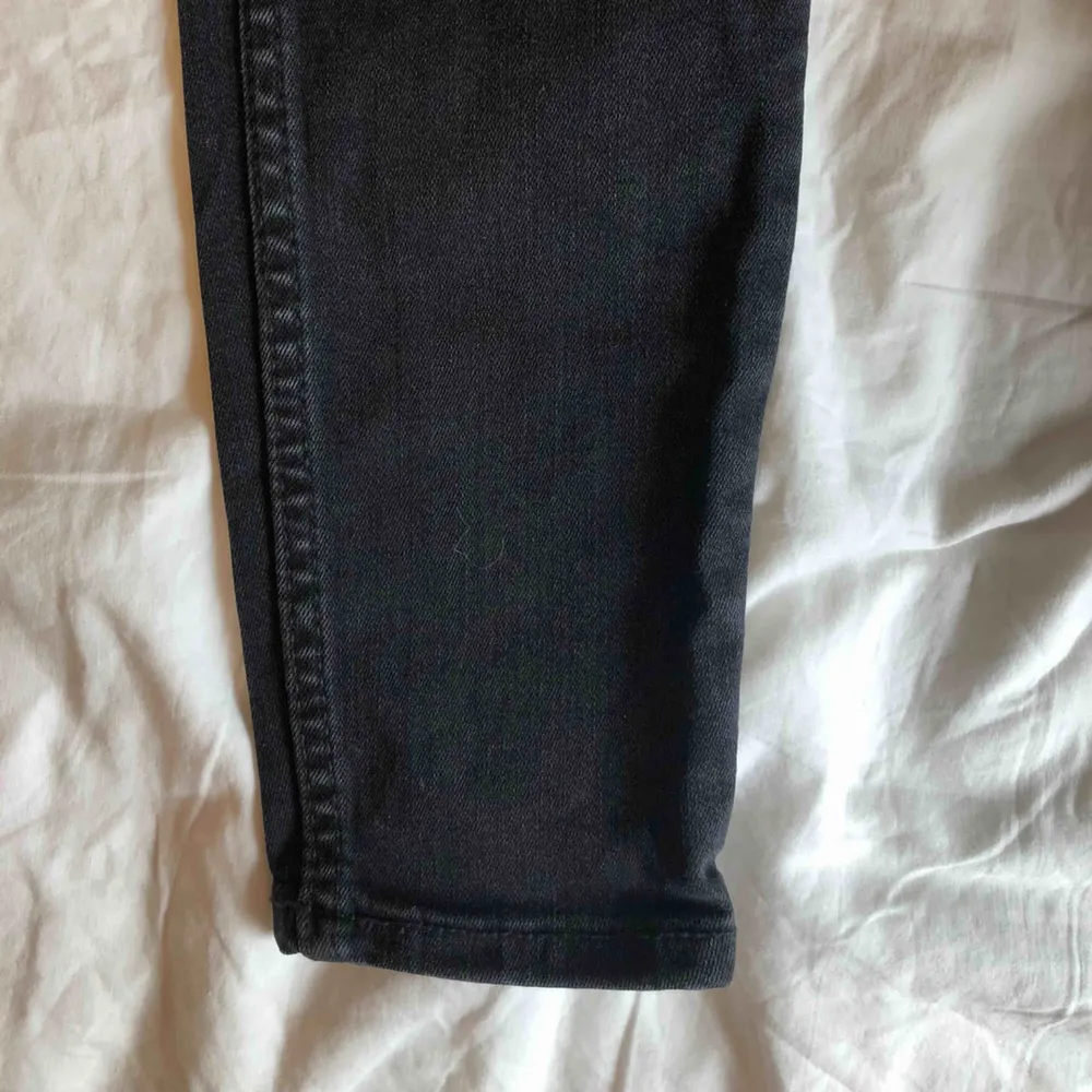 ✨ JEANS✨    Högmidjade svarta jeans från Monki som jag ej använder längre. Ganska långa ben, jag som är 169m måste vika upp dem, men de går ju o klippa o sy oxå!  Köpare står för frakt.    !!🦋Finns endast fram tills lördag 12/9🦋!!. Jeans & Byxor.