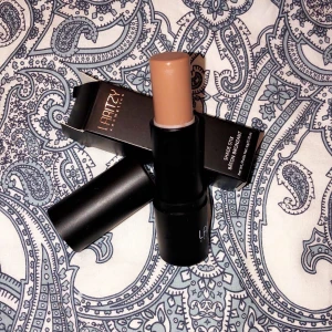 Countour stick  - Jag säljer ett helt nytt countour stick ifrån laritzy 🌸 den blir jätte fin på huden 