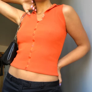 Galet fin 70tals topp - Älskar denna!!!! Så fin och unik. Passar till mycket. Köpte i Turkiet🌸🌼 knappt använd 💕 frakt på 42 kr. Om fler är intresserade blir det budgivning i kommentarerna😚 