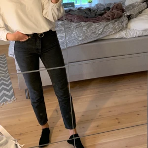 Mom jeans - Mom jeans från monki storlek 24. Tyvärr för små för mig men tycker dom är svinsnygga!!🥰🦋nypris är 400kr men buda från 150kr. Kunden står för frakt men kan mötas upp i umeå💘