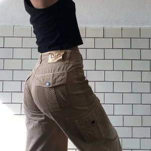 D&G byxor - Äkta vintage Dolce & Gabbana som är i superbra skick! Köptes för 1100kr 💫 Jag har W26 och är 167 cm lång som referens ! 