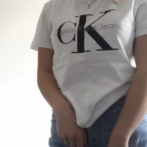 Calvin Klein t-shirt strl L - T-shirten är i strl L men passar bra på alla mella xs-L🤍 nästan helt oanvänd🧚🏻
