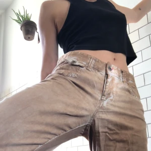 D&G byxa - Dolce & Gabbana byxa som har stentvättad look! Köpt second hand men är i fint skick fortfarande :D Det står storlek 31/45 i byxan, jag har W26 och är 167cm lång och byxorna är lite stora på mig ✨