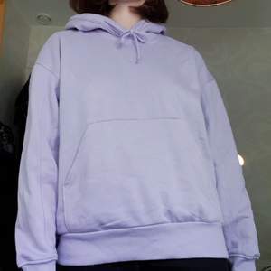 superfin lila hoodie från weekday! storlek xs men är ganska oversized, passar xs-m beroende på hur man vill att den ska sitta. möts upp i sthlm eller köparen betalar för frakt