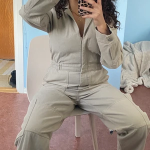 Overall i beige - Tjockt denim material, dressen ser lite ut som en byggardräkt på ett riktigt najs sätt. Köpte den för ca 1 år sen och alla pengar gick till välgörenhet. Har använt 1 gång pga har för mycket andra kläder🌝