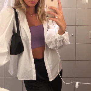 Vit skjorta - Superfin vit bomullsskjorta med lite större armar. Asfint med en topp/linne under. Strl xs men passar även s. Köpare står för frakt