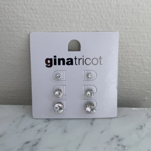 Gina Tricot Örhängen  - Silvriga örhängen från Gina Tricot med ”diamanter”. Aldrig använda och i mycket bra skick! Frakt tillkommer 