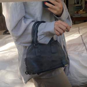 Jätte fin grå vintage handväska i bra skick❣️❣️ buda i kommentarerna och kontakta mej vid frågor💞💞