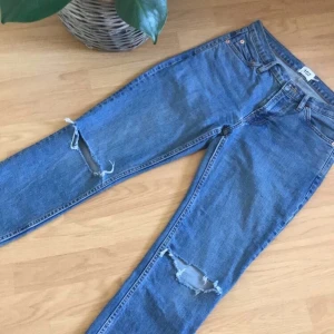 Jeans med egengjorda hål i storlek 26 - Super fina men har tyvärr blivit för tajta, gjort hålen själv