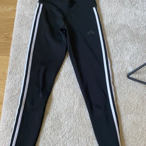 Adidas träningstights - Jag säljer mina träningstights från adidas då de inte kommer till användning. De är i mycket bra skick och endast använda några få gånger. De är köpta för 399kr men jag säljer dem för 70kr+frakt💕hör av dig om du är intresserad⚡️