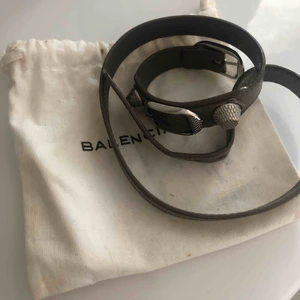 Balenciaga armband - Säljer mitt Balenciaga armband då det inte kommer till användning längre. Kom med egna bud! HÖGSTA BUD: 850