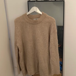 Lång stickad tröja - Stickad tröja från Zara som går lite över rumpan, perfekt till nu när det börjar bli lite kyligare. Superskönt material!! Storlek S men passar M-L. Frakten står köparen för😄💕