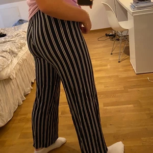 Randiga byxor - Svart och vita randiga byxor från ginatricot. Väldigt skönt material. Kunden står för frakt!