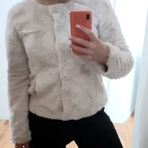 VEROMODA jacka storlek M - Färgen är väldigt ljus rosa/vit ✨🤍 lent material.  tyget på INSIDAN har spruckit lite vid ena armhålan vilket jag aldrig stört mig på - annars i väldigt fint skick. Frakt tillkommer 