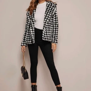 Snygg Kappa i Houndstooth stil - Storlek XS men passar S. Fri frakt endast i Sverige 