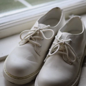 Vita derbyskor - Vita derbyskor från Attitude. Använda endast 1 gång. Buda i kommentarerna!