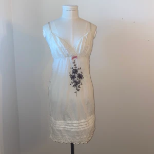 Klänning från Odd Molly - Klänning från Odd Molly. Insydd i sidorna så den är lite mer slim.  Köparen står för frakten 