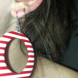 Röda & vita Örhängen  - Röda & vitta hoops. Väldigt cooola och unika. Säljer för dom inte kommer till användning. Köparen betalar frakt 💕 