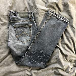 Jeans från Armani Exchange, Stl 30/32. Avgör skick själv på bilderna:)
