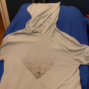 WILDFOX ”LA-skyline”  i mitt hjärta  - Wildfox är ett Californiskt märke ”hotpotato” nypris 3600kr har en nopprig look finns på NK. Surfarstilen men med hjärtat i staden! Urskönt material- Lovingit! Ljust turquoise blue pale blue 