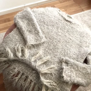 Fluffy  - Supermysig till höst/vinter, du kan ha den till uppklätt eller mysiga höstkvällar. Varm och go under jackan 🤍❄️