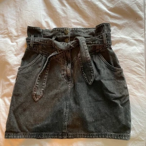 Kjol från & other stories - Helt ny kjol från & other stories. Använd några få gånger. Hög i midjan med både dragkedja, två knappar och skärp. Budgivning börjar på 300kr.