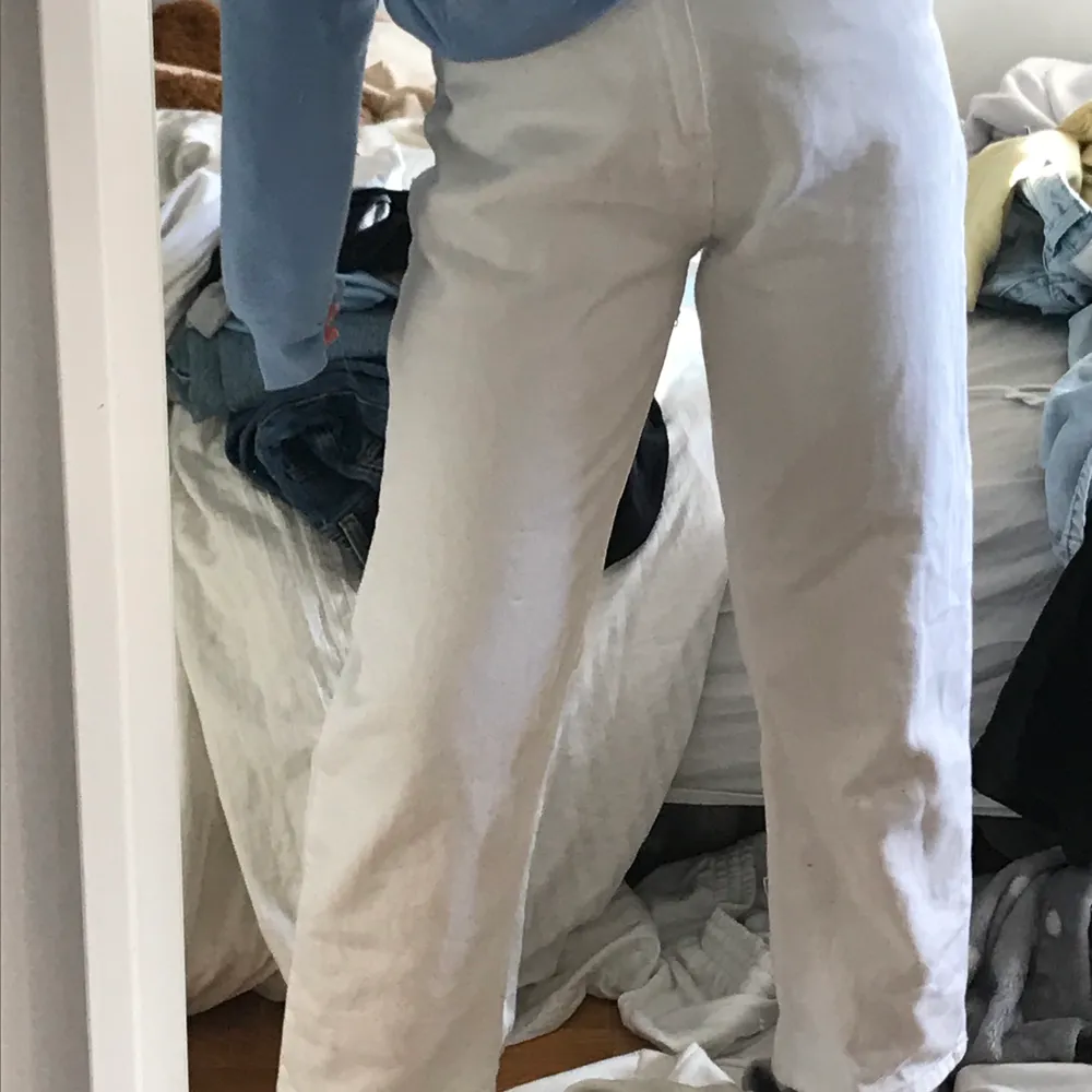 Vita jeans, köpta på NAKD för ca 450kr men från ett annat märke egentligen. Bra skick, INGA fläckar. Skulle säga att den är lite stor i storleken i midjan men man kan lätt ha skärp 💓180kr+frakt. Jeans & Byxor.