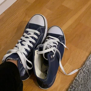 Skor - Säljer dessa Converse inspirerade skorna💕 storlek 38,5