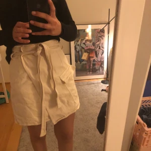 Beige kjol  - Hur fin kjol som helst som Tyvär inte används! Är i jätte fint skick och är i perfekt längd för mig som är ca 171✨✨ Köparen står för frakt, men kan också mötas upp om ni bor i Hisingen!:)