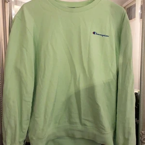 Champion Sweatshirt - Intressekoll på min Asballa champion sweatshirt med fet färg. Buda gärna, släpper enbart ifall jag får ett bra bud. Mvh 💫☺️ 