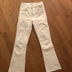 Zara jeans  - Säljer nu dessa fina jeans ifrån zara i strl 34. Säljer pga att de är för små för mig. Är lite bootcut med slitningar längs ner💞 Priset kan diskuteras