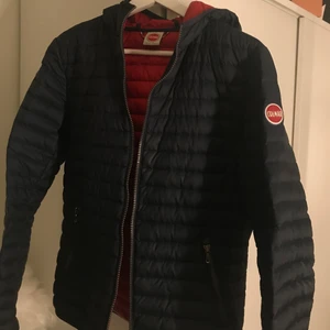 Colmar jacka - Säljer nu min marinblåa colmar jacka, den är i  storleken (16år) vilket motsvarar S. Jackan har luva och fungerar perfekt som en vår och höst jacka. Säljer den pga att den inte kommer till användning längre och den ser i stort sett ny ut. Köpte den ny för ca 2800kr, köp direkt för 1000kr eller buda. Spårbar frakt ingår.